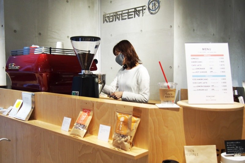 店内には、蔵前のコーヒースタンドSOL'S COFFEEも併設
