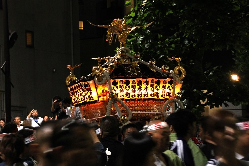 「鳥越祭」の千貫神輿