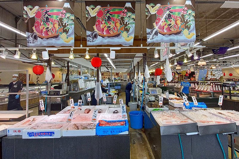 入口正面には新鮮な魚が並び、まるで市場のよう