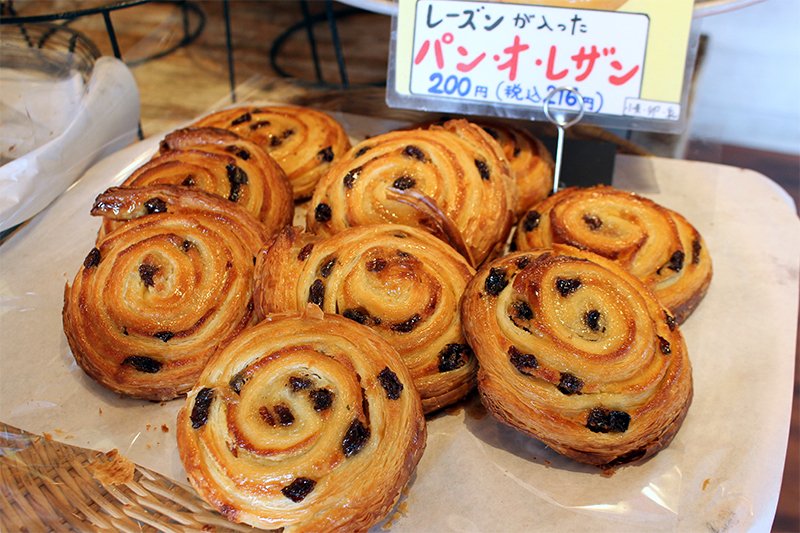 サクサクの生地にレーズンたっぷりの菓子パン