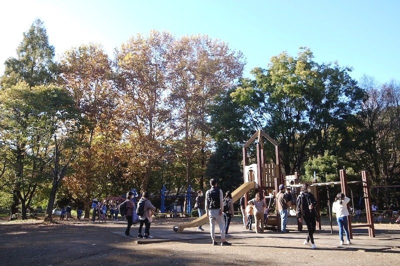 「ちびっ子広場」で楽しそうに遊ぶ子どもたち