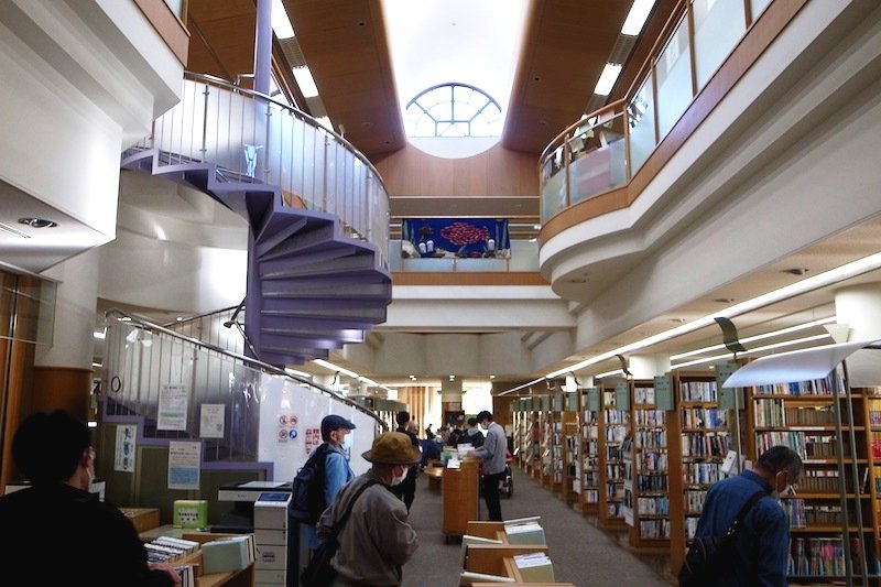 約35万冊を所蔵する「練馬区立光が丘図書館」