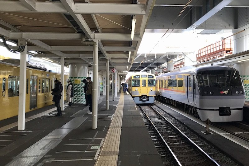 様々な電車が停車する「東村山」駅ホーム