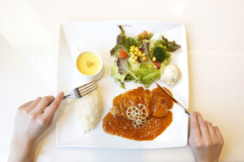 本日のランチ　豚ロース肉のピカタ