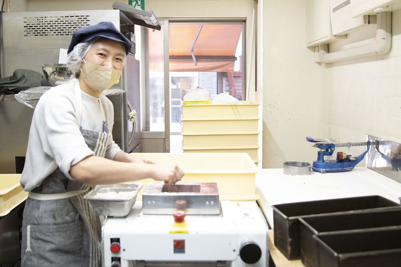 早朝から仕込みで全てのパンを焼き上げる、代表の田中さん