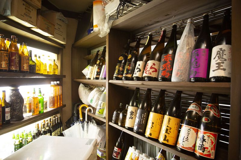 珍しい銘柄も揃える焼酎、日本酒棚