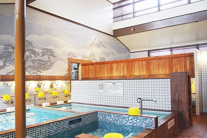 タイル絵の見事な富士山を眺めての入浴は当銭湯の魅力