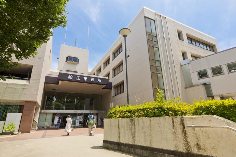 「狛江市役所」など公共施設もコンパクトなエリアに集まる