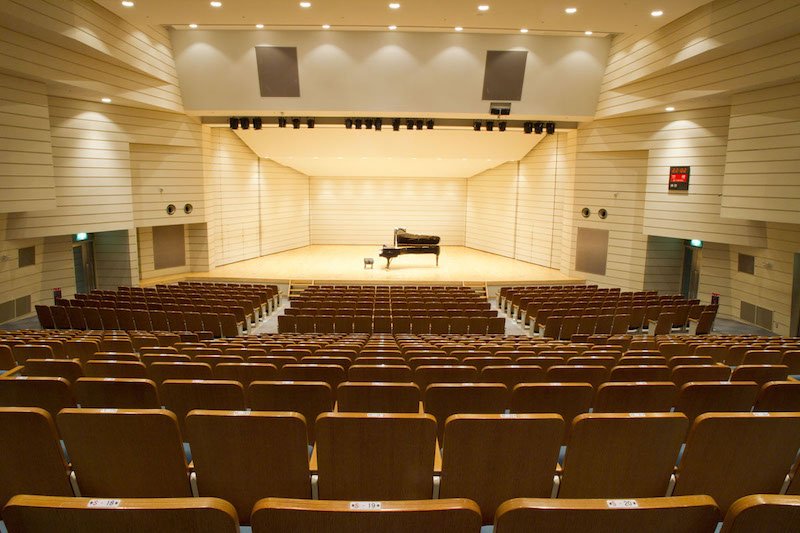 ホールはクラシック、ポップス、舞踊の公演や講演会などに利用できる