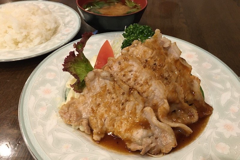 「キッチンマカベ」の人気メニューの一つ「豚ロースの生姜焼き」