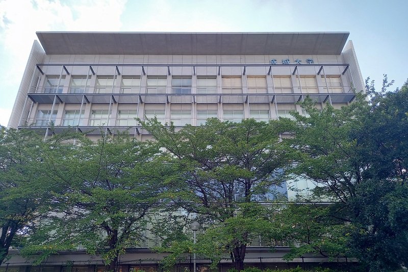 仙川を挟んで見上げた「成城大学」の校舎