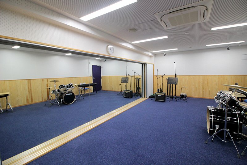 大きな鏡があり、楽器の演奏やダンス・演劇の練習にも使える「防音室」