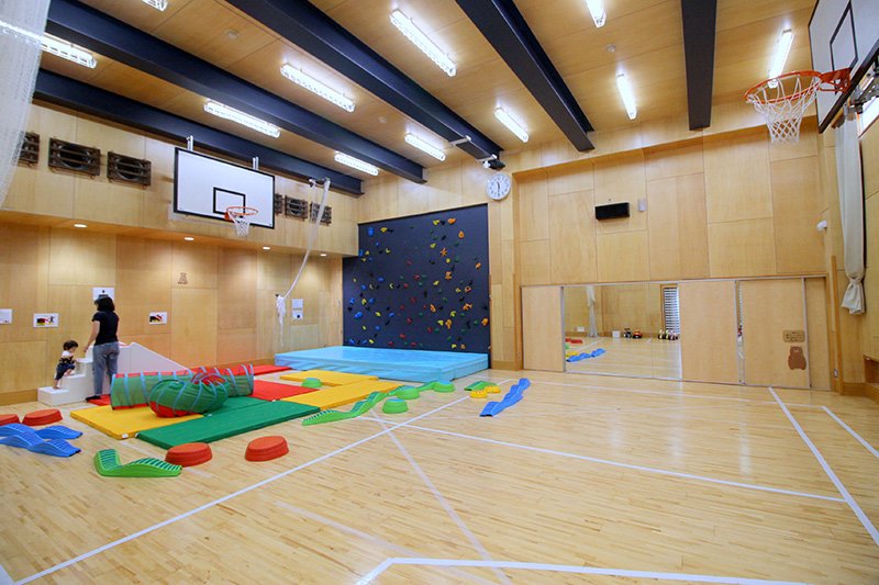 球技やダンス、ボルダリングなど多目的で利用できる「遊戯室」