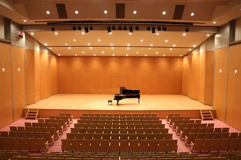 演奏や演技に応じた舞台変換が可能な「中ホール」