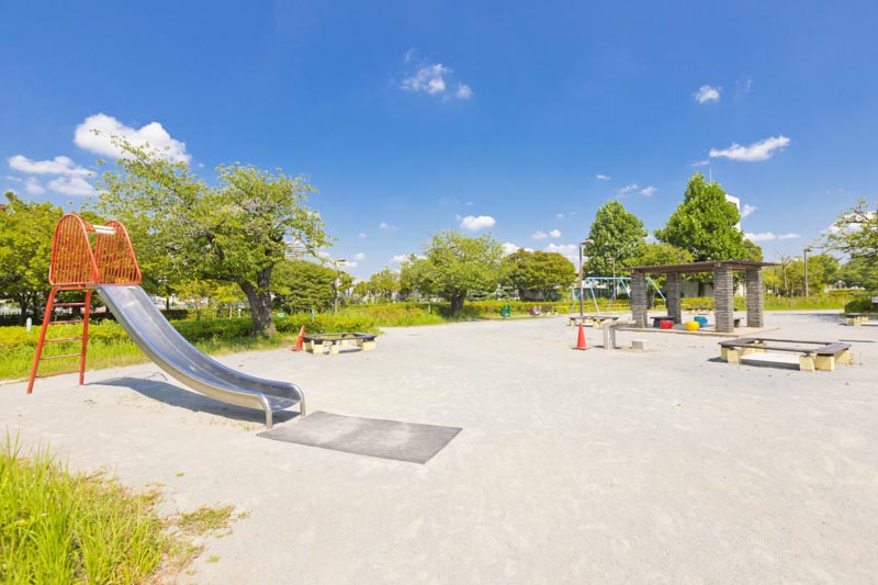 緑の中に遊具がそろう「荒川自然公園」