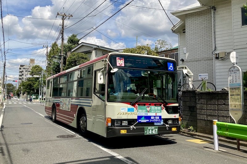 「桃井第四小学校」停留所を出発するバス