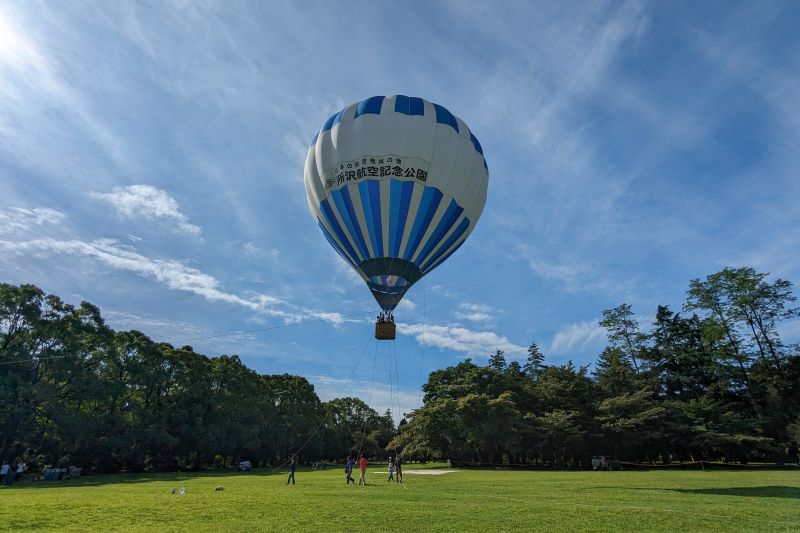 気球に乗れるイベントや、コンサートが開催される野外ステージなどもある緑豊かな公園