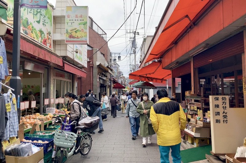 昔ながらの商店が並ぶ「砂町銀座商店街」