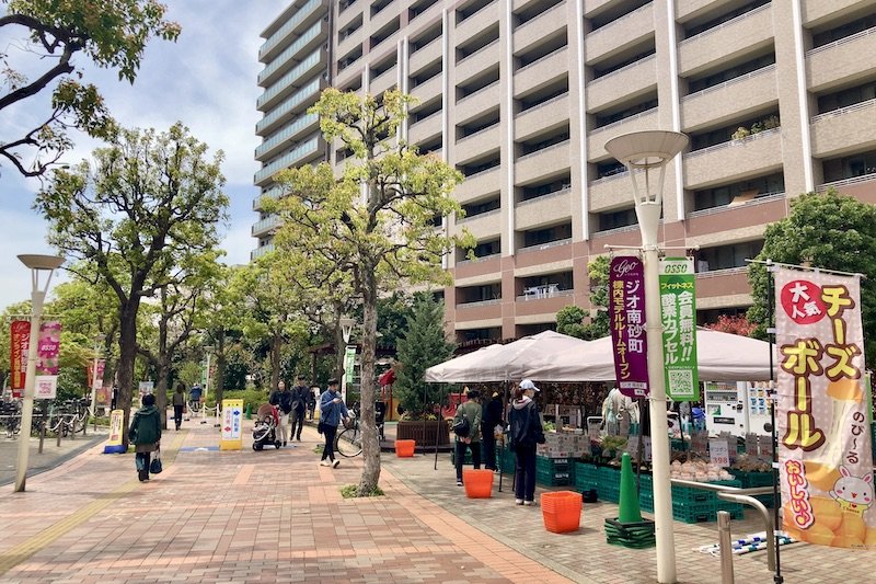 「トピレックプラザ」の並木道