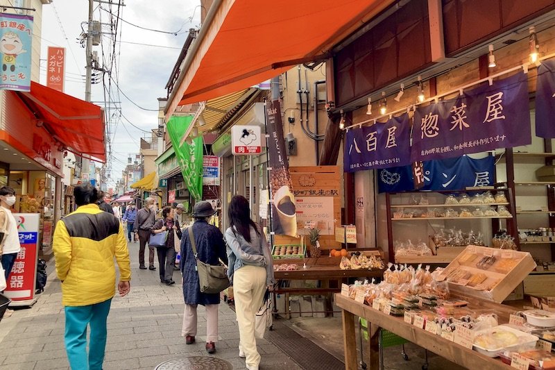 多くの人が行き交う「砂町銀座商店街」