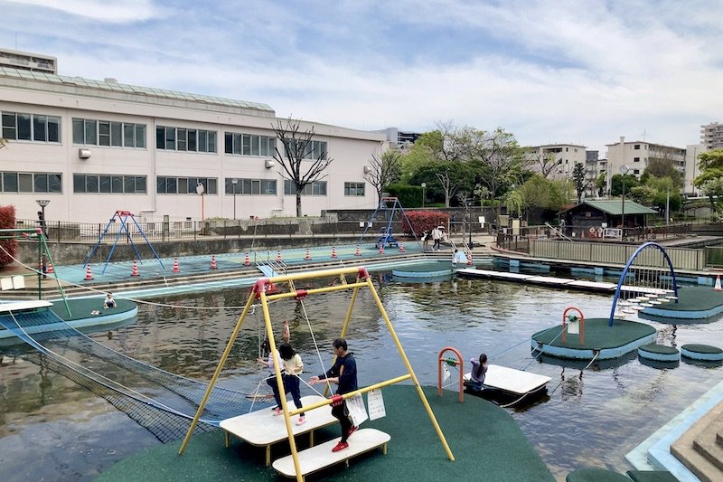 「横十間川親水公園」の水上アスレチック