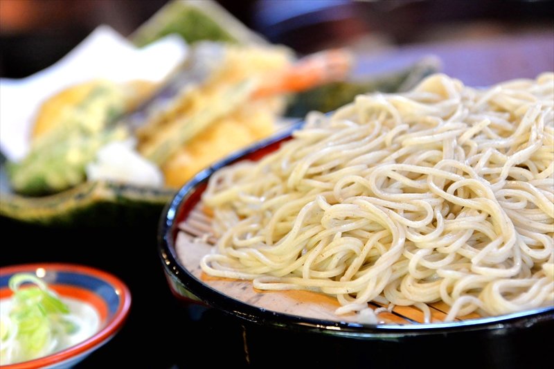 選りすぐりの国産玄蕎麦を仕入れ、自家製粉にして打った麺