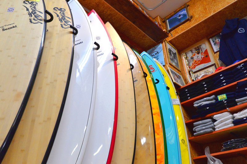 自社製のサーフボードがずらりと並ぶ「ゴッデス 茅ヶ崎本店」