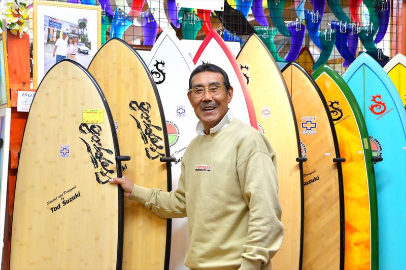 鈴木さんは、何よりも自分自身が徹底的に楽しむことでサーフィンの面白さを伝え続けている