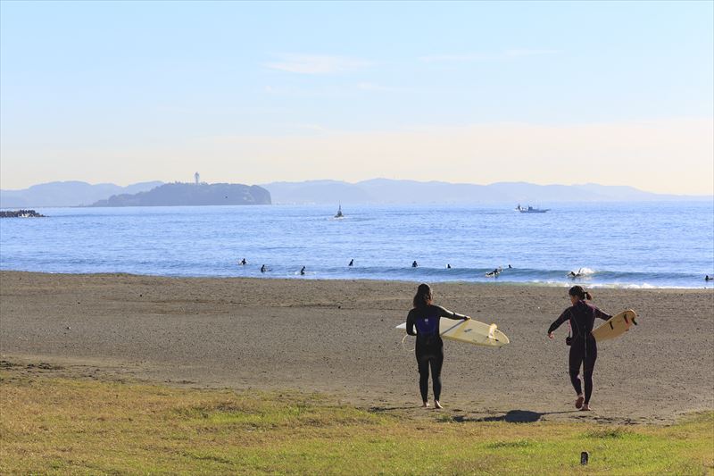 様々な人がサーフィンを楽しむ茅ヶ崎の海