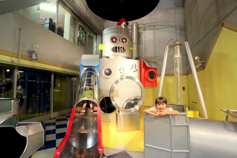 すべり台付きの巨大ロボットが人気！地下2階の「特別展示室」