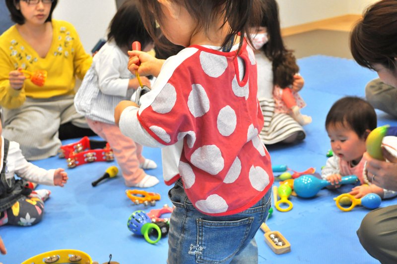 教室で遊ぶ子ども