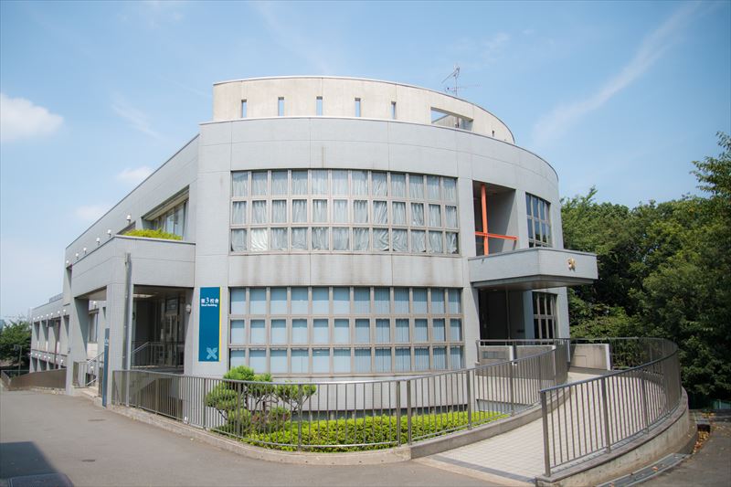 講座が開催される「慶応義塾大学 日吉キャンパス」第3校舎