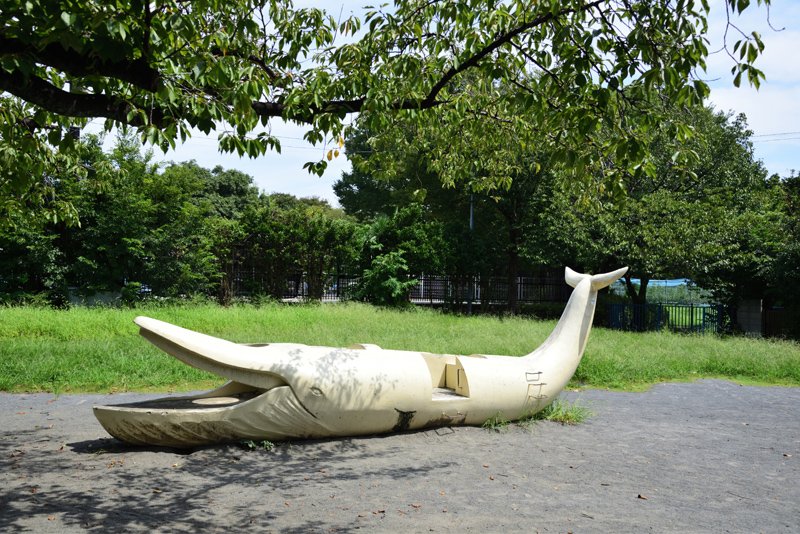 砂場にあるクジラのオブジェが公園のシンボル