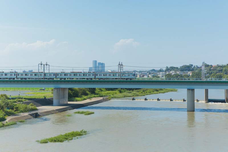 多摩川を渡る東急東横線