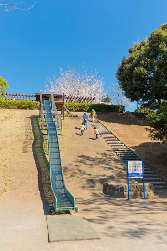 新石川公園 子供たちに人気の滑り台
