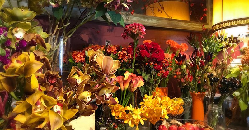 色とりどりの花が並ぶ店内