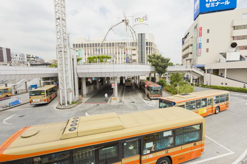 「戸塚」駅前を行き交う多くの路線バス。各地への移動に便利だ。