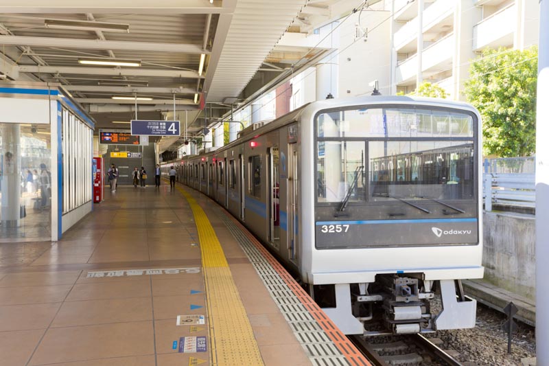 「相模大野」駅の小田急線電車
