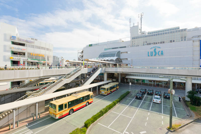 「茅ヶ崎」駅前はペデストリアンデッキが発達。路線バスも多く出ている。