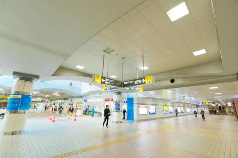 「湘南台」駅地下自由通路。広々として清潔感のあるこの道は、藤沢市が管理する公道として24時間通行可能だ。