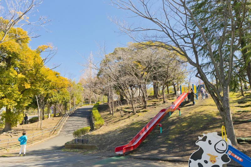長いローラーすべり台がある「市ケ尾鶴蒔公園」