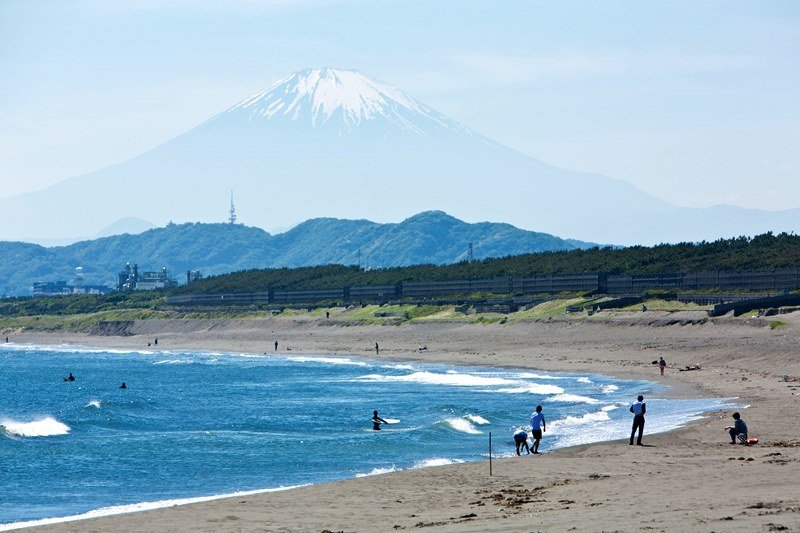 自転車で5分程で、茅ヶ崎の海へ。東に「江ノ島」、西に「富士山」が望める