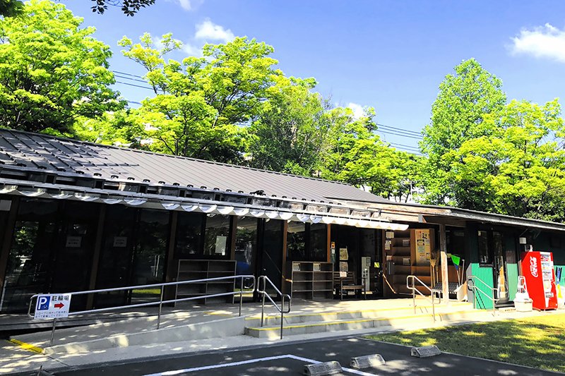徒歩1分の「荏田富士塚公園」内にある「荏田西コミュニティハウス 絆ハウス」