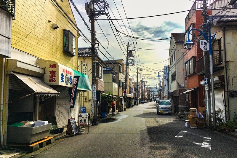 鮮魚店が並ぶ「生麦魚河岸通り」