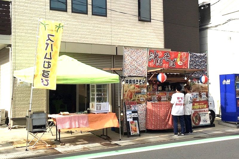 商店街に並ぶキッチンカー