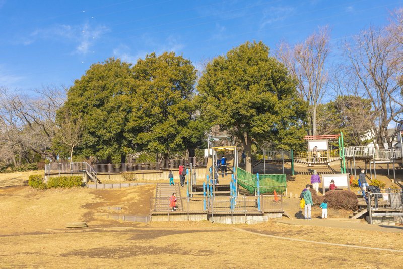 大型遊具も備える「岸根公園」