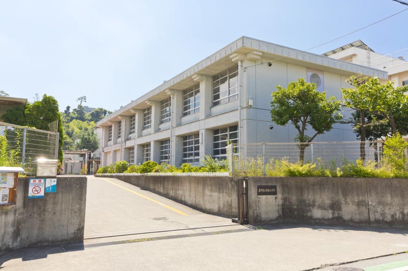 「藤沢市立片瀬小学校」も近隣にある