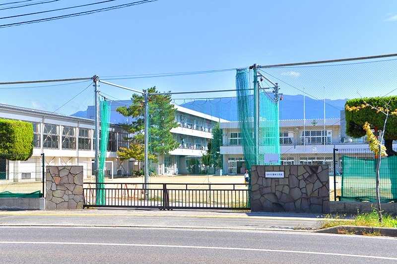 集団登下校を実施している「松本市鎌田小学校」