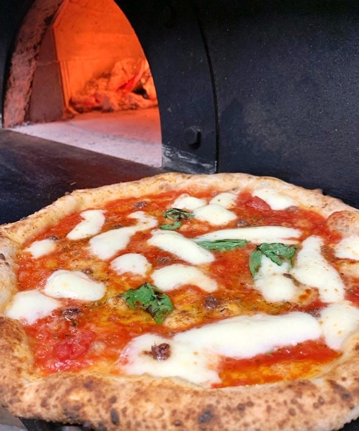 徒歩2分の位置にある「pizzeria alto palazzo」のピザ