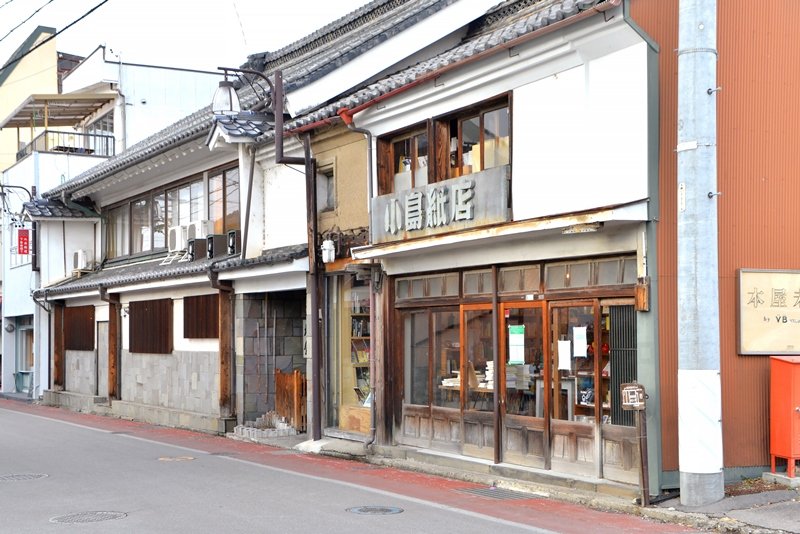歴史を感じられる建物が残る上田市中央周辺の街並み